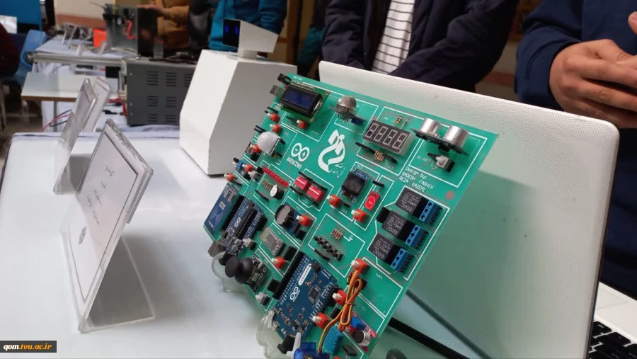 نمایش توانمندی‌های دانشجویان دانشگاه ملی مهارت واحد استانی قم در رویداد «نوآوران صنعت» 18