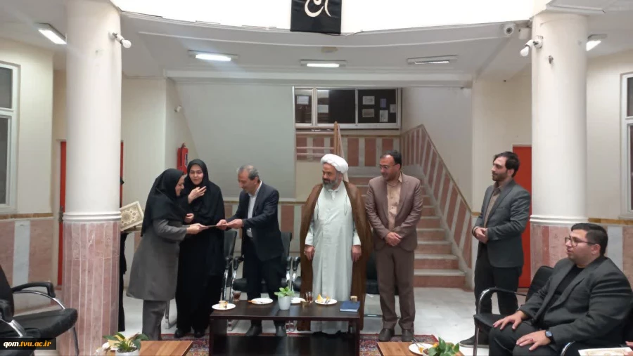 تجلیل از زحمات همکاران حوزه دانشجویی دانشگاه 10