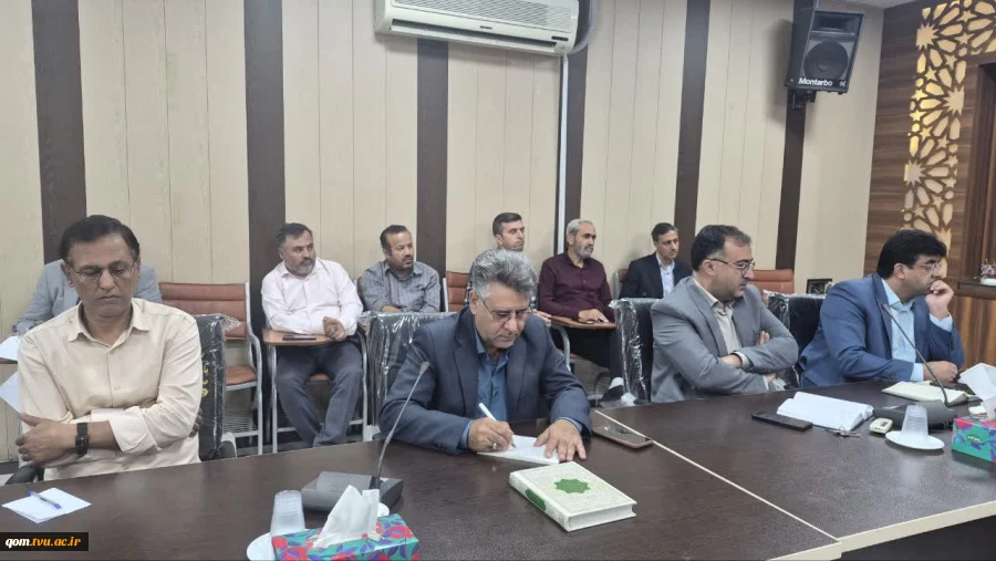 برگزاری جلسه شورای اداری دانشگاه ملی مهارت واحد استانی قم به مناسبت روز کارمند  12